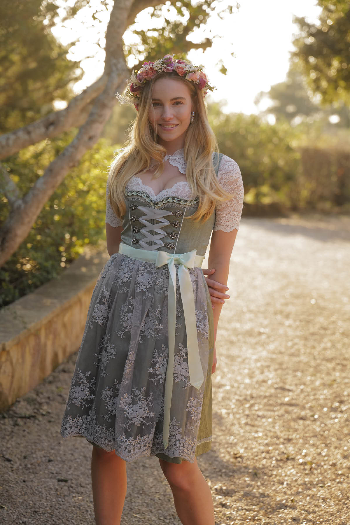 Dirndl mit langer bluse